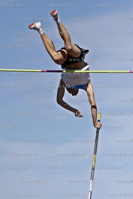 Sopot. 25 edycja turnieju Tyczka na Molo. Nz. skacze...
