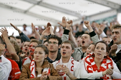 Sopot. Fan Camp Carlsberg. Kibice ogladaja mecz mistrzostw...