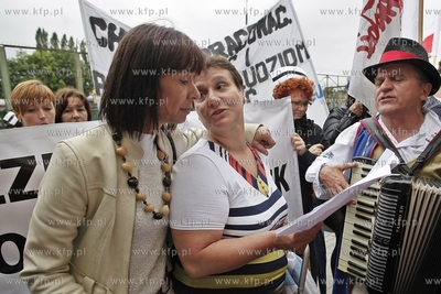 Protest pracownikow pomorskich szpitali pod siedziba...