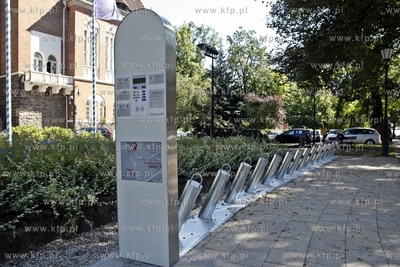 Przed Urzedem Miasta Sopotu stanela  pierwsza stacja...