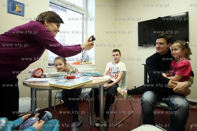 Aktor Mateusz Damięcki odwiedził dzieci w Klinice...