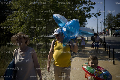 Krynica Morska. Turyści wracają z plaży.
11.08.2015
fot....