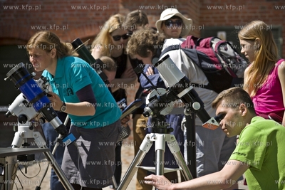 Gdańsk. Centrum Hewelianum. Obserowanie zjawiska przecinania...