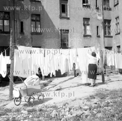 Kobieta wiesza pranie . 0002012z 1966 Fot. Zbigniew...