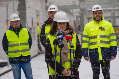 Piecki - Migowo. Zawieszenie wiechy na budowanej szkole...