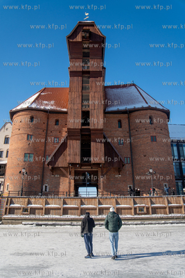 Spacery po skutej lodem Motławie w Gdańsku. Pod żurawiem....