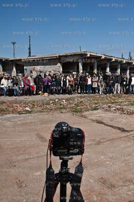 Wspolne zdjecie pod zespolem dwoch pochylni na terenie...