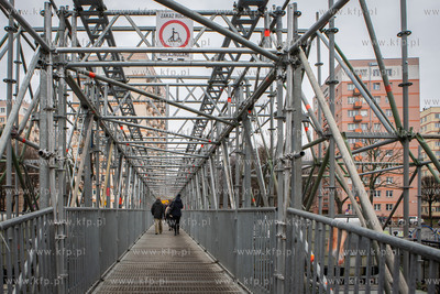 Gdańsk. Trwa przebudowa Mostu Stągiewnego. Nz. Kładka...