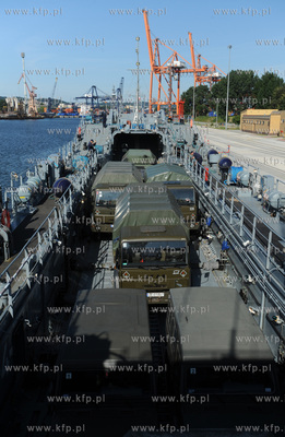 Port wojenny Gdynia Oksywie. 32 zolnierzy i 13 pojazdow...