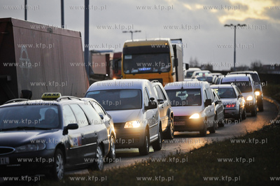 Kierowca samochodu ciezarowego po awarii jednego z...