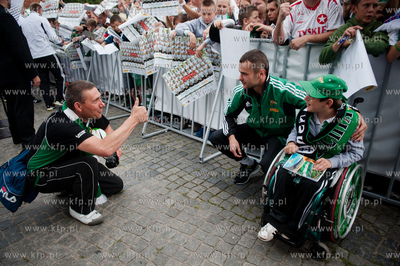 Gdansk. Scena na Targu Weglowym. Prezentacja druzyny...