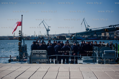 Gdynia. Oksywie. Port Marynarki Wojennej. Powrot niszczyciela...
