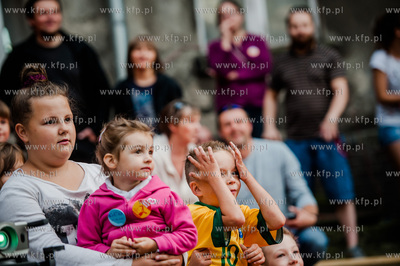 Gdansk. Podworko ulic Robotniczej i Jana z Kolna. Sasiedzi...