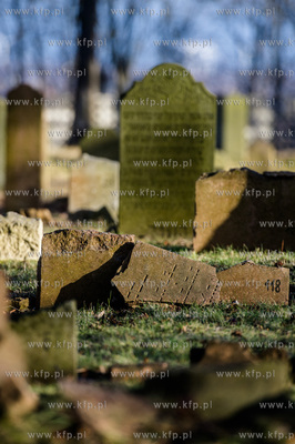 Gdansk. Zdewastowane przez nieznanych sprawcow plyty...