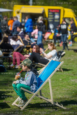 Gdynia. Skwer Arki Gdynia. Majowka przy Bulwarze, podczas...