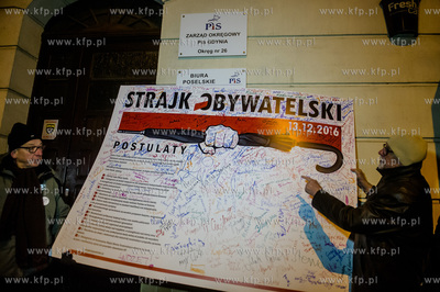 Gdynia. Strajk Obywatelski Komitetu Obrony Demokracji...
