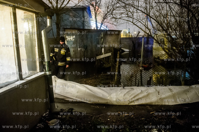 Gdańsk. Prowadzona przez strażaków akcja stawiania...