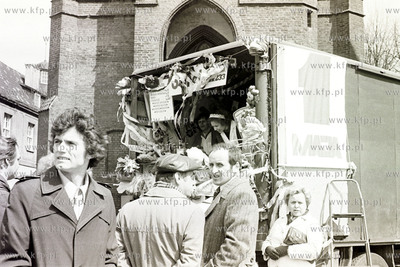 Samochod Spolem pod kosciolem sw. Elżbiety w Gdansku,...