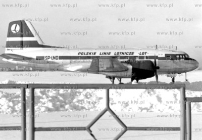 Samolot LOT IL-14 od pieciu dnia oczekuje na odlot...