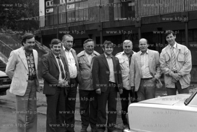 Przed restauracja Gryf w Zukowie stoja m.in. : pierwszy...