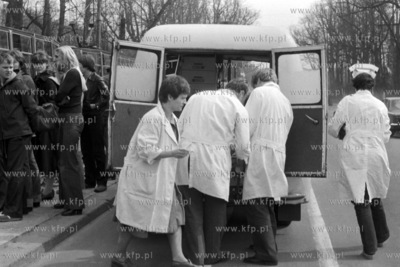 Zderzenie fiata 126p z tramwajem linii 12 na skrzyżowaniu...