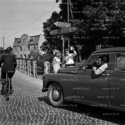 Autostopowicze przed wyjazdem na wakacje. ( lata60...
