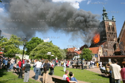 Pozar zabytkowego kosciola sw Katarzyny w Gdansku....