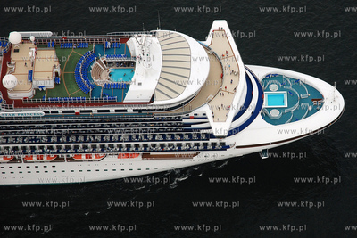 Gdynia z lotu ptaka. Nz. Wycieczkowiec STAR PRINCES...