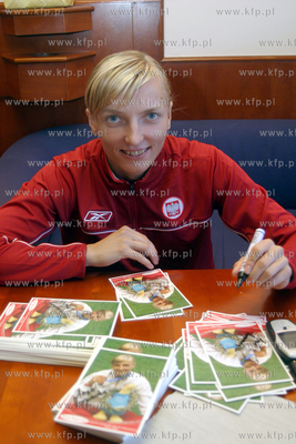 Anna Rogowska podpisuje podcztowki ze swoim zdjeciem...