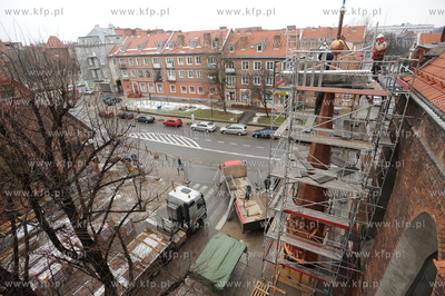 Kosciol sw. Katarzyny, Gdansk. Instalacja sygnaturki...