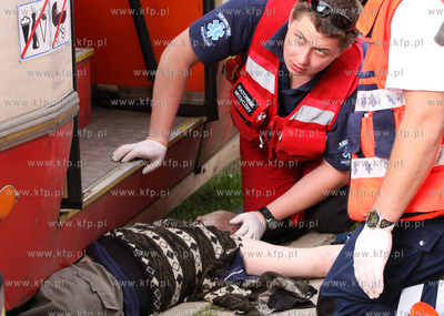 Gdansk, ul. Kartuska. Mezczyzna wpadl pod tramwaj....