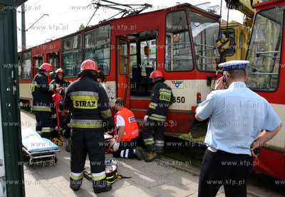 Gdansk, ul. Kartuska. Mezczyzna wpadl pod tramwaj....
