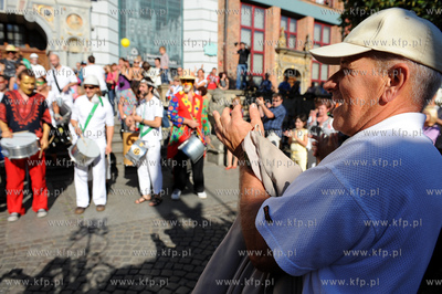Gdansk. Parada karnawalowa grup kuglarskich z Trojmiasta...