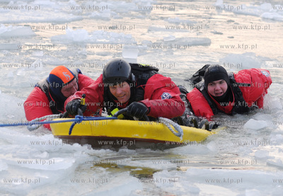 Gdynia, port jachtowy. Jak przetrwac na zamarznietym...