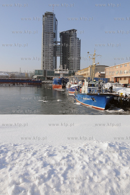 Zima w Gdynskim porcie i okolicy. Nz. Apartamentowiec...