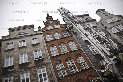 Odlamywanie niebezpiecznych sopli zwisajacych z dachów...