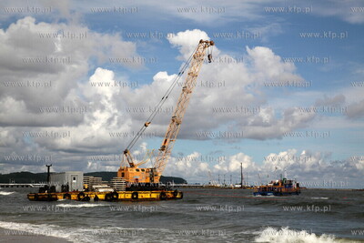 Sopot. Silny polnocny wiatr towarzyszacy sztormowi...