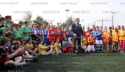 Premier Donald Tusk kibicowal mlodym pilkarzom podczas...