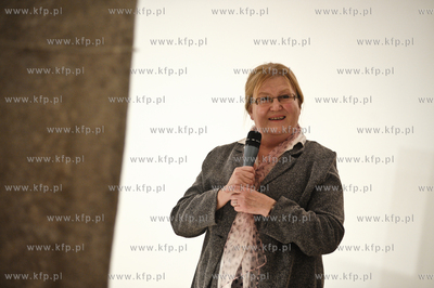 Pokaz szesciu obrazow i jednej rzezby w Oddziale Sztuki...