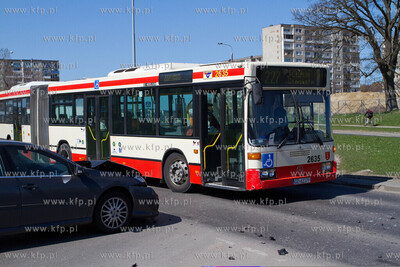 Ok godz. 14 w poblizu skrzyzowania ul. Bulonskiej i...