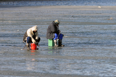 Wedkarze podlodowi lowia ryby w przereblach w okolicy...