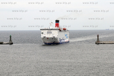 Wchodzacy do gdynskiego portu prom Stena Spirit kursyjacy...