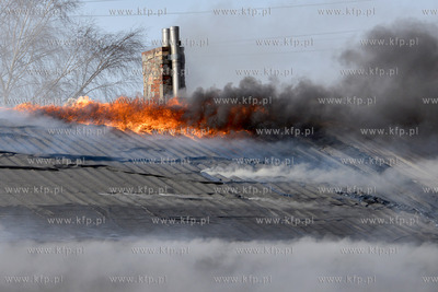 Pozar malarni firmy Indusco przy ul. Hutniczej w Gdyni,...