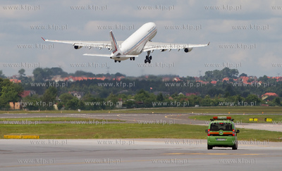 Airbus A 340-200 Francuskich Sil Powietrznych wyladowal...