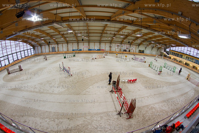 Pierwszy dzien Halowych Regionalnych Zawodow w Skokach...