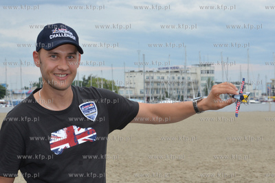 Pilot Lukasz Czepiela wystaruje w klacie Challenger...