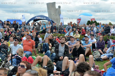 25 metrow nad pokladem Daru Mlodziezy zacumowanym przy...