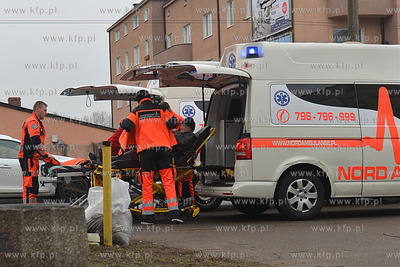 Gdynia. ul. Morska. Pacjent przenoszony z karetki do...