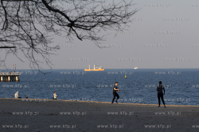 Gdynia,  plaża Kolibki, pierwsze ciepłe dni wiosny,...