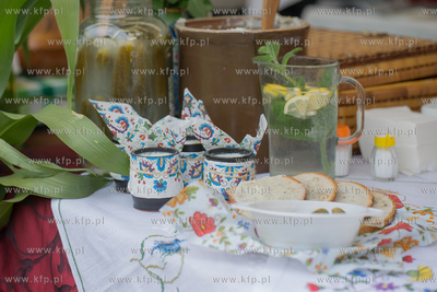 Festyn kociewski w Zblewie. NZ. smalec, ogórki kiszone,...